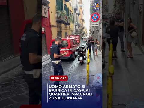 Video Uomo armato si barrica in casa , panico ai Quartieri Spagnoli
