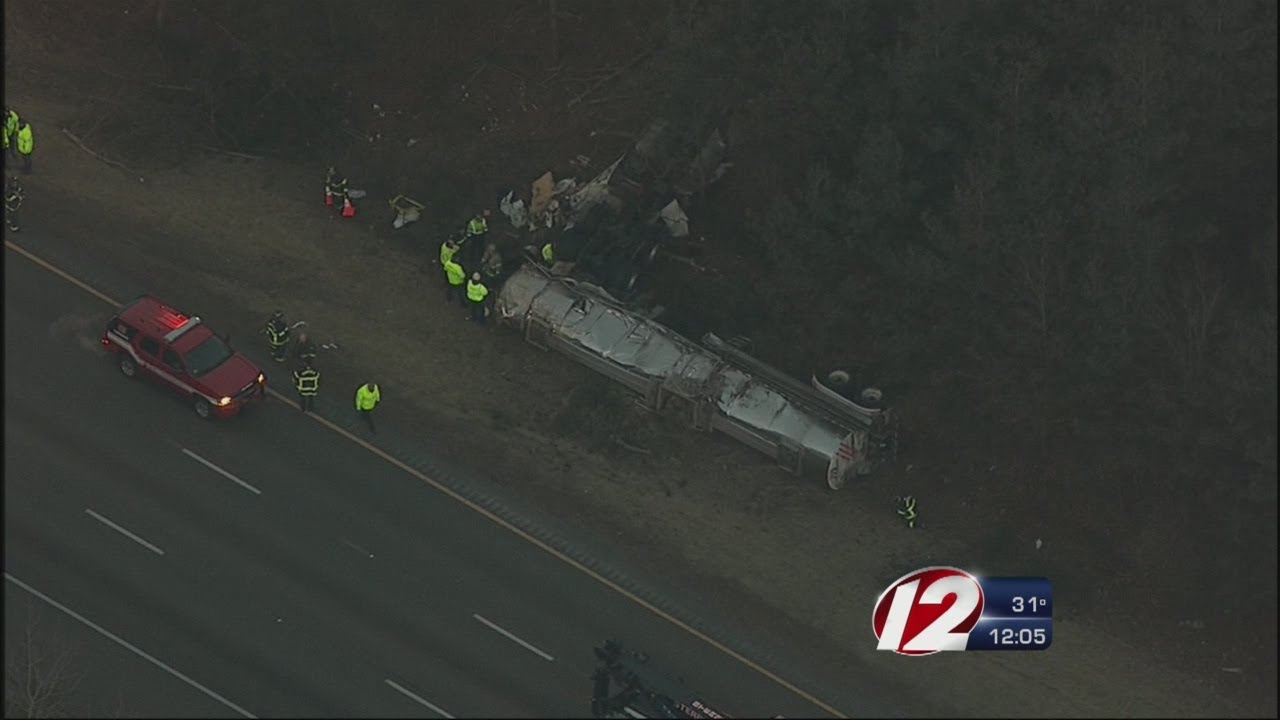 Tanker truck rollover causes major traffic on I-95 - YouTube