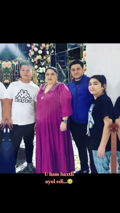 Gigant jinsiy olatni daraxtga boglangan yalangoch ayollar