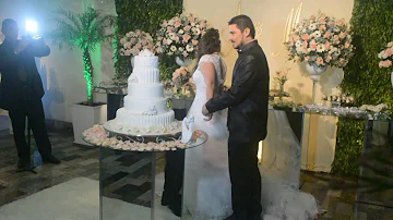Como deve ser cortado o bolo de casamento?