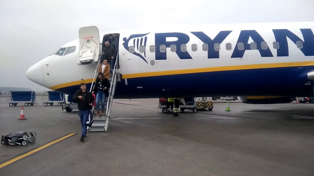 Close and Inside View of Aeroplane - Eindhoven to Poland | Maddy Tourism