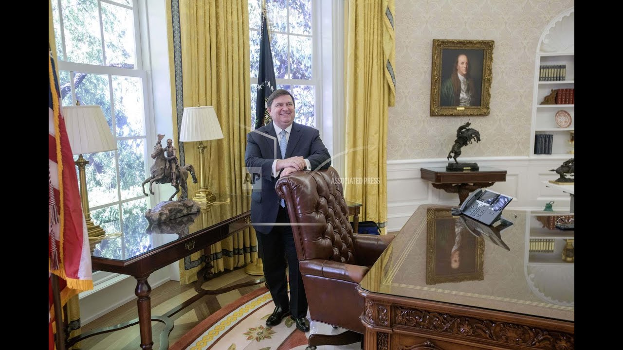 A replica Oval Office near the White House just got a Trump makeover