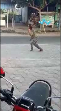 Orang gila lucu joget joget di jalan
