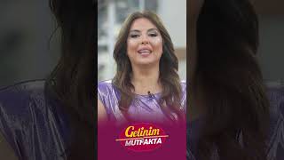 Sahra Yakasına Altını Taktı Gelinim Mutfakta