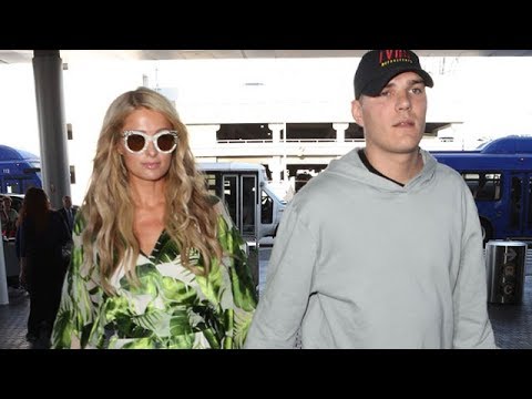 Video: Paris Hilton En Chris Zilka Hielden Elkaars Hand Vast En Keken Blij Op Het Vliegveld