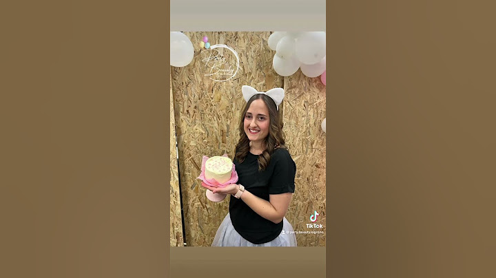 Mapi con su tarta personalizada para su despedida de soltera #logroño #partybeautylogroño #larioja