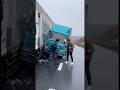 🚛💥 日本高速で大型トラック同士が衝突…雨の中でまさかの展開に|Two Heavy Trucks Crash on a Japanese Highway… #shortsfeed #viral