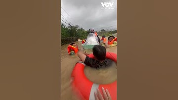 Mưa lũ kéo dài ở Khánh Hòa: cứu hộ, di dời dân ở vùng ngập sâu | VOV