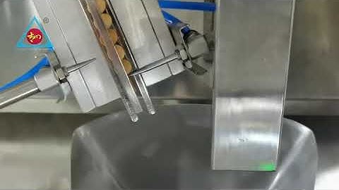 Vibration counting and packing machine for plastic spare parts.