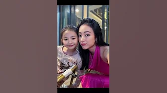 Bé gái bên cạnh Angela Phương Trinh là con ai? Sự thật vừa được hé lộ thumbnail