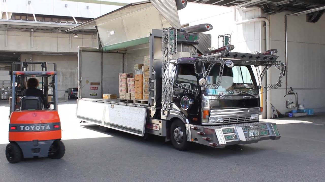 デコトラ マニ割り＊ ファイター やっちゃ場にて - YouTube