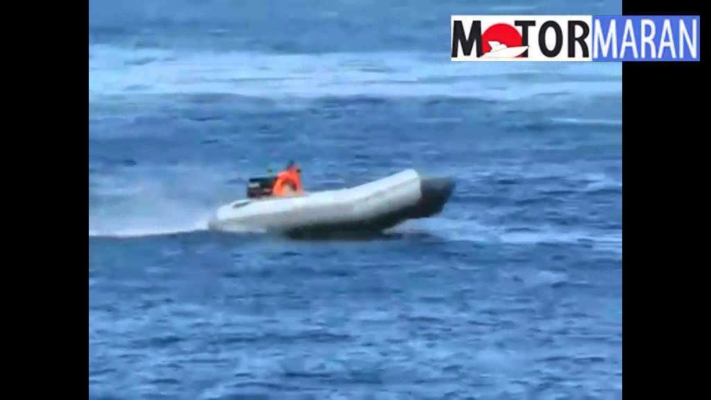 Надувная пвх лодка Badger Classic Line 420 на воде