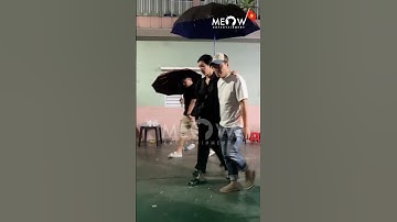 Siêu mẫu Xuân Lan và diễn viên Thân Thuý Hà đội mưa lớn đến viếng cố NSUT Ngọc Trinh