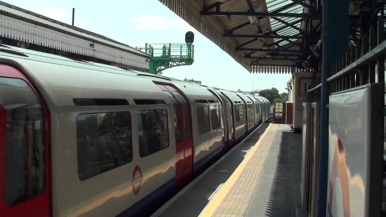 (HD) An eastbound Piccadilly Line train rattles through Turnham Green
