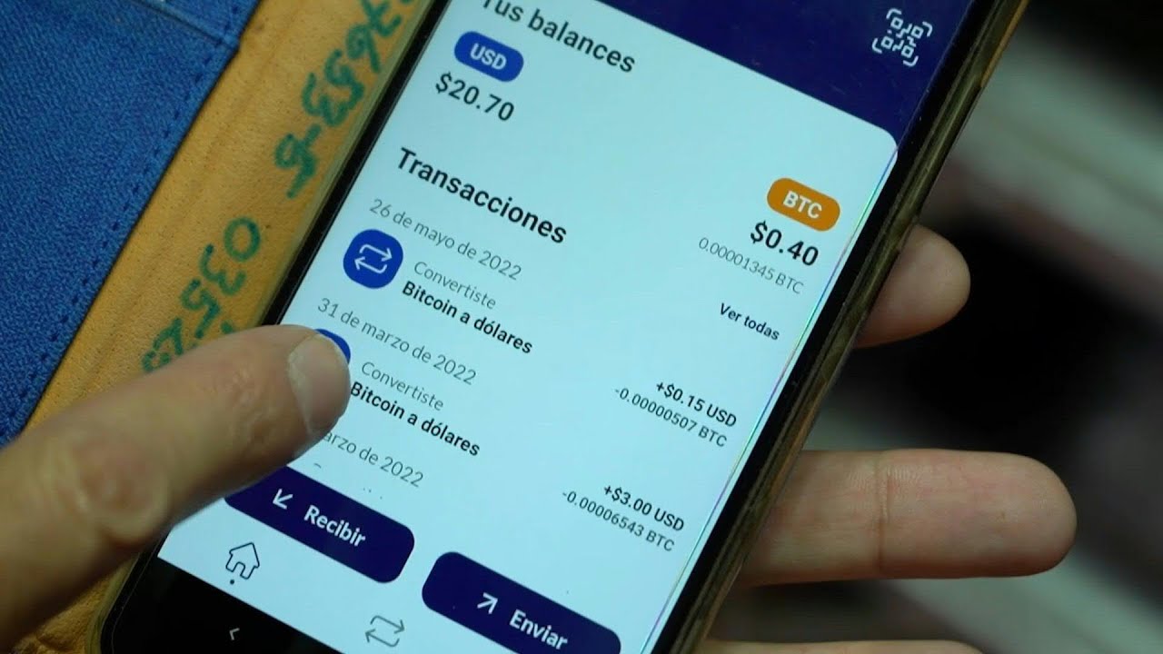 Salvadoreños sortean caída de bitcóin pasándose a dólares, pero esperan  repunte | AFP
