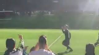 Messi Gave Flying Kisses To The Real Madrid Fans And In Response The Crowd Showed Him Their Middle