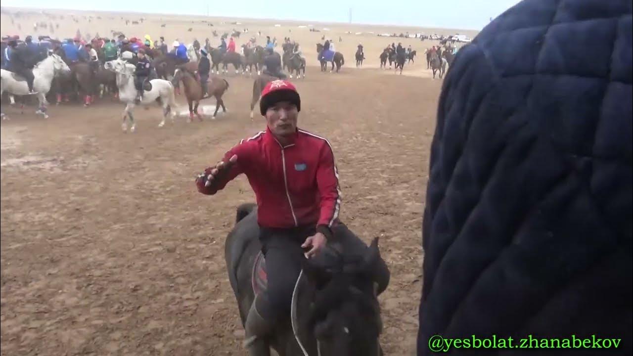 Жыныстық позицияларды үйрететін деректі бейне Егде жастағы әйел баланың аузына зейін қояды