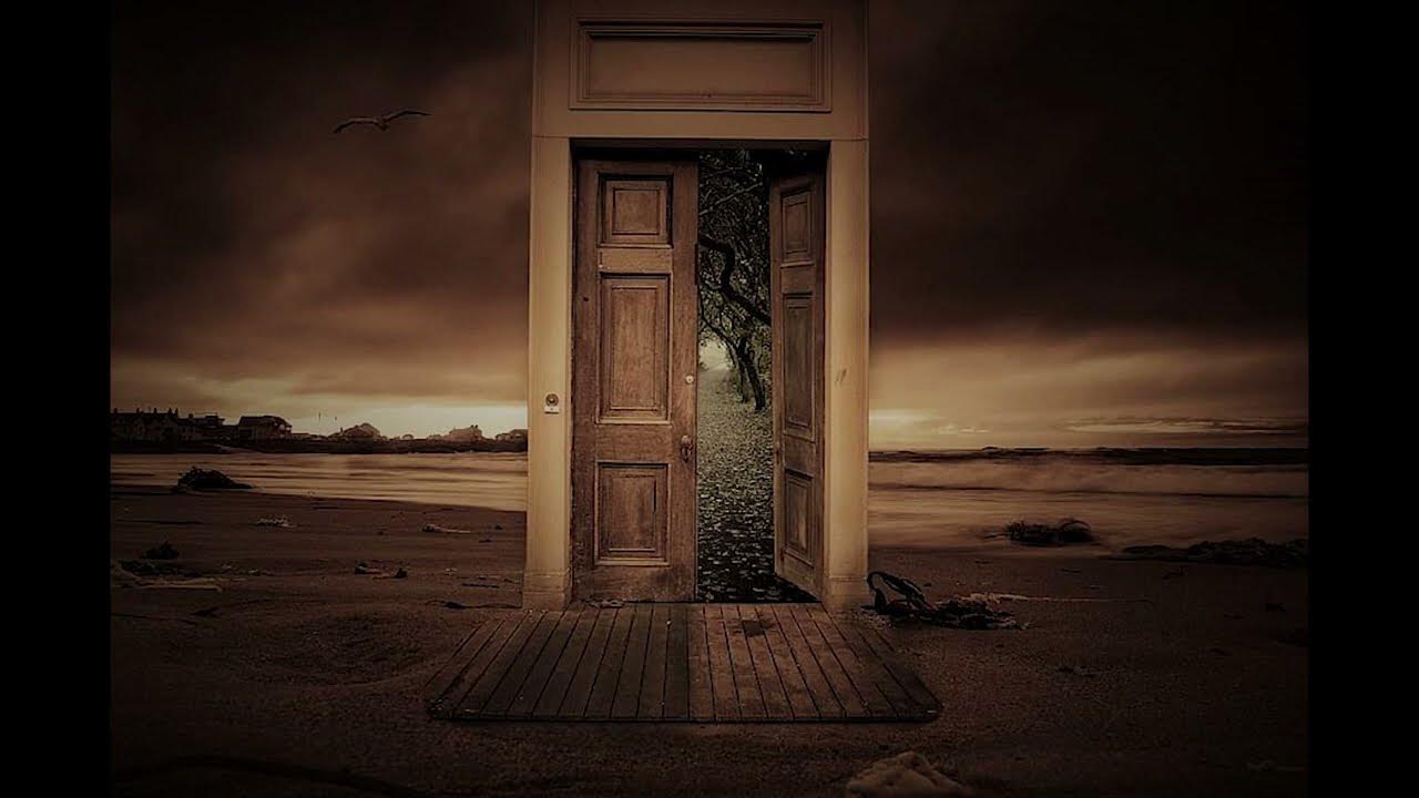 Межкомнатные двери девушка. Открытая дверь. Человек входит в дверь. Открывает дверь. Почему ведет двери.