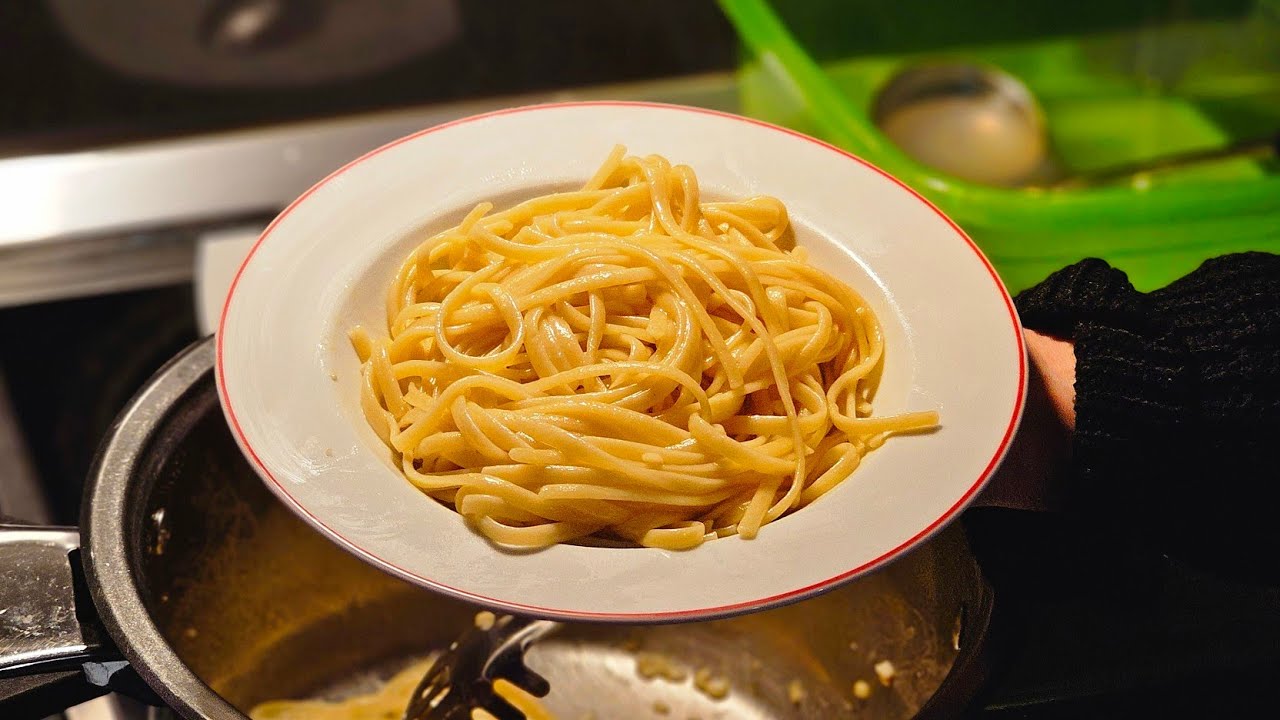 Si të bëjmë makarona me gjalpë dhe hudhra që do t’ju kujtojnë Italinë. Provojeni sot!