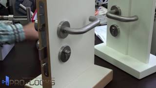 видео Дверной замок - невидимка: устройство, разновидности и установка