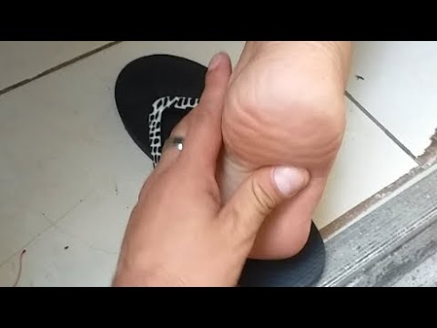 Latina mom shows her pretty feet and size 38 soles in a foot interview