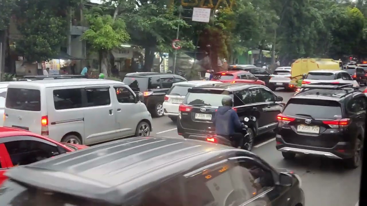 Buset! Rame Benar Ini Halte Cawang Cililitan 😱 Mencoba Naik Bus 7C Ke Cibubur! Beginilah Saat Macet!