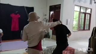 Persiapan sebelum ikutan demo. Latihan akting stunt ..mengisi waktu luang ðŸ¤