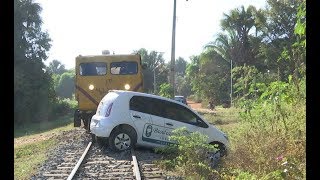 Trem atinge carro que tentou atravessar linha férrea no bairro Pai Geraldo