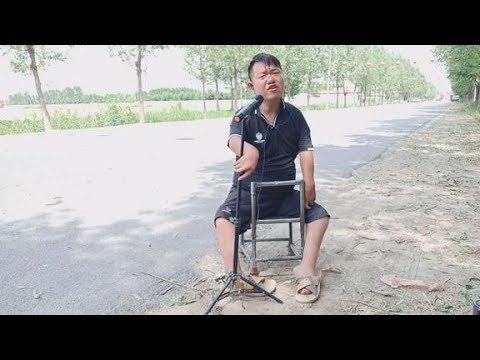 农村残疾歌手林子，路边演唱一首《受不了你的背叛》，堪比原唱！