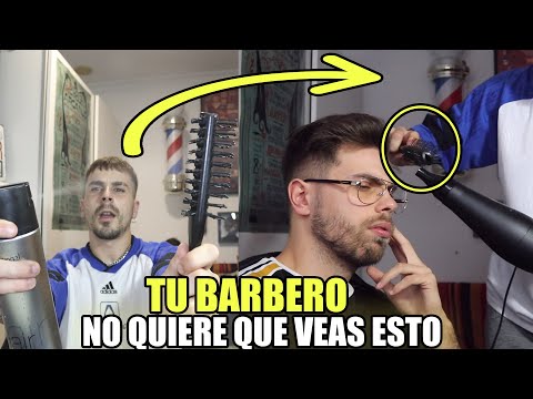 Peluquero tatuado recortando al hombre barbudo con máquina de afeitar en la  barbería proceso de peinado primer plano de un peluquero cortando la barba  de un hombre barbudo