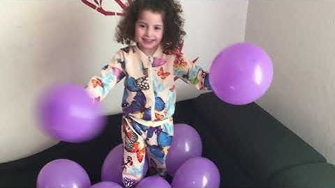 Keysha Bermain Mengisi Air Dalam Balon Daddy Finger Nursery Rhymes  Learn Colors With Balloons