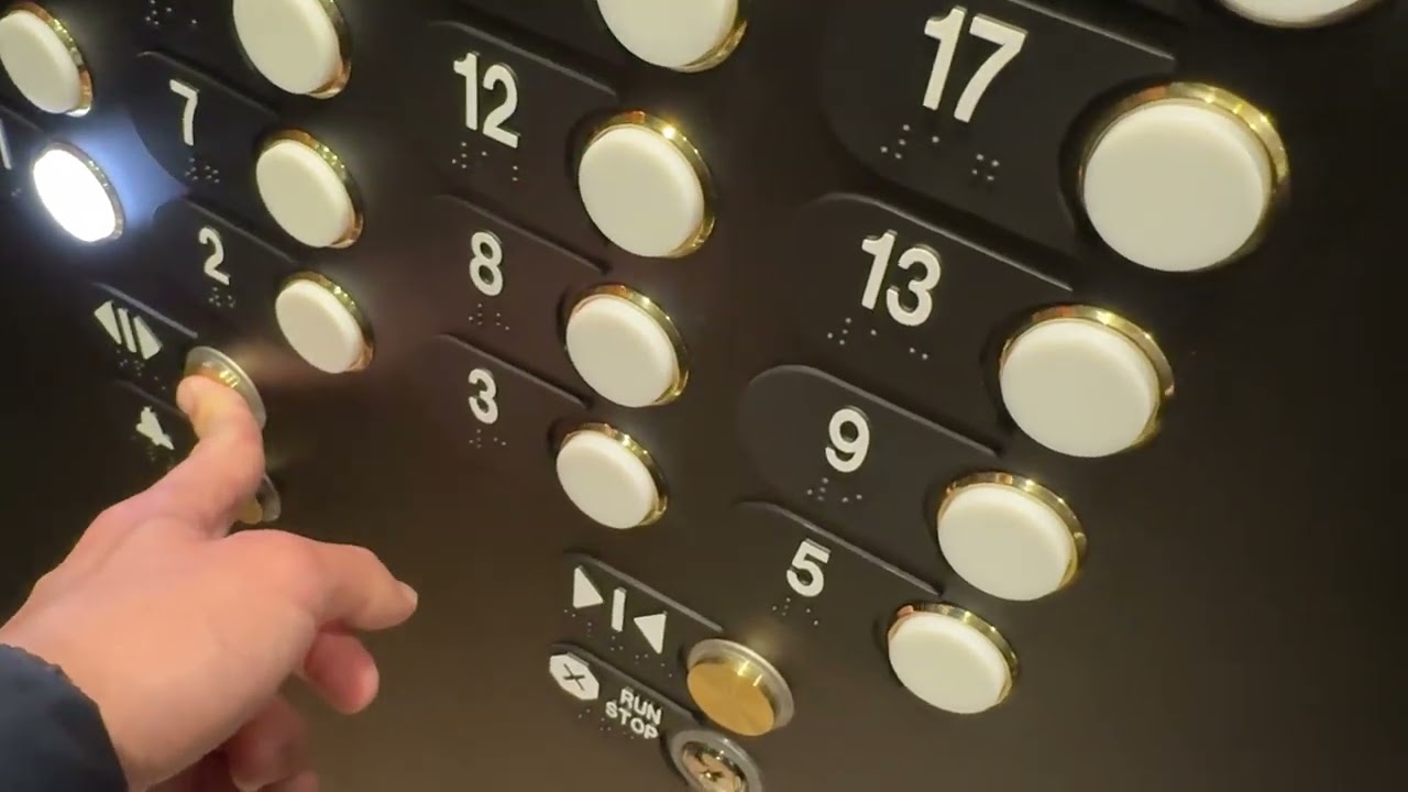 Лифты Otis Vanity и Series M2 с тяговым приводом в отеле JW Marriott в Сан-Франциско, Калифорния....