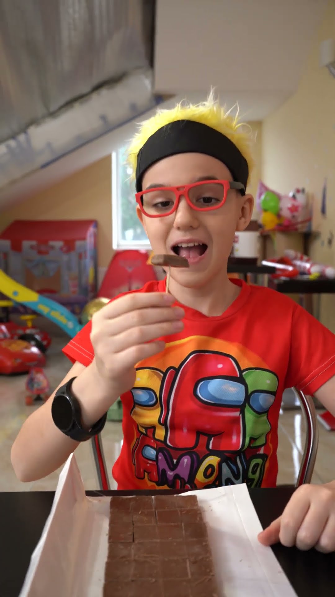 How to Eat Chocolate Properly to Keep Your Hands Clean