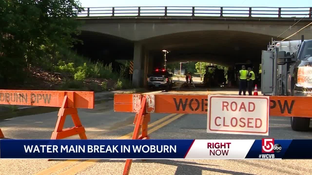 Water main break floods Woburn homes - YouTube