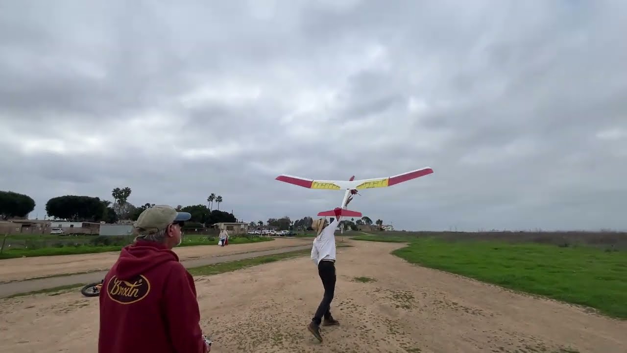 Erv Flies his Three-Meter Knome 12.20.2025