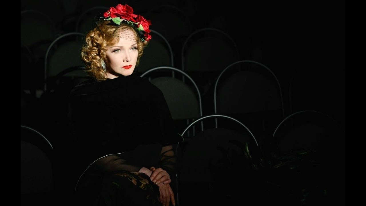 Татьяна Кузнецова читает стихотворение Анны Ахматовой "Летний сад ...