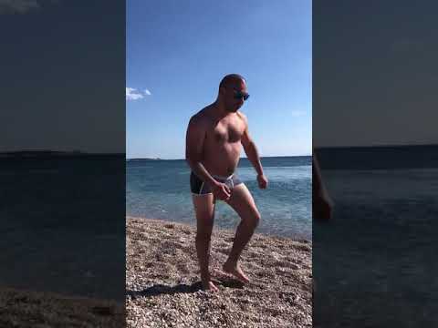 Video: La papera è morta sulla spiaggia?