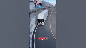 Thumbnail of This Truck Driver is a True Genius! 👏😎