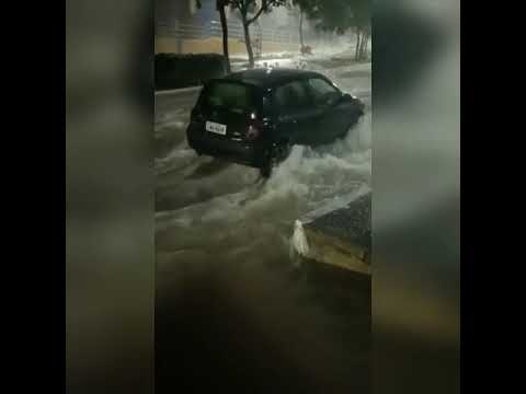 Forte chuva causa transtornos e alaga avenidas em Teresina