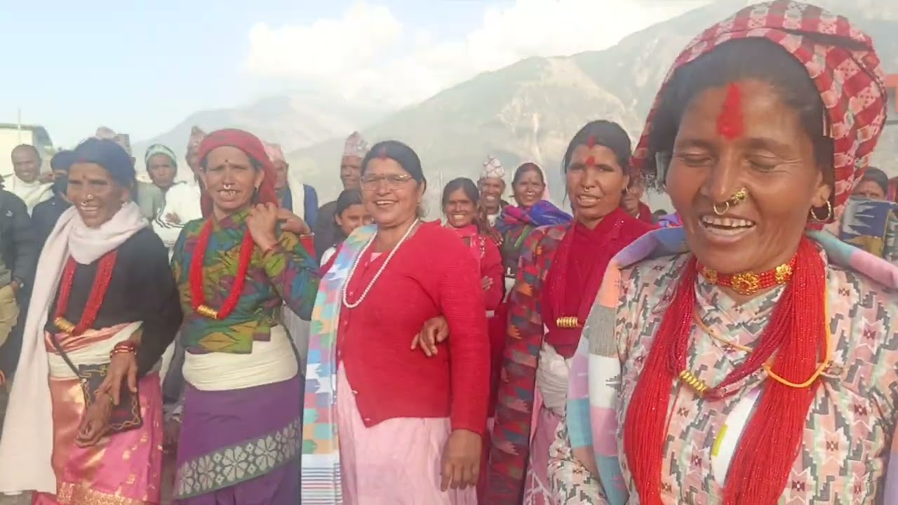 कालिकोट रास्कोटमा शंकर मल्लले देउडा खेलाडी एसोदा देभकोटाको आमा सङ्ग मच्चाए देउडा यसोदा भन्दा आमा कडा