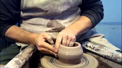 SIMON LEACH POTTERY - How to throw a rounded form pot !