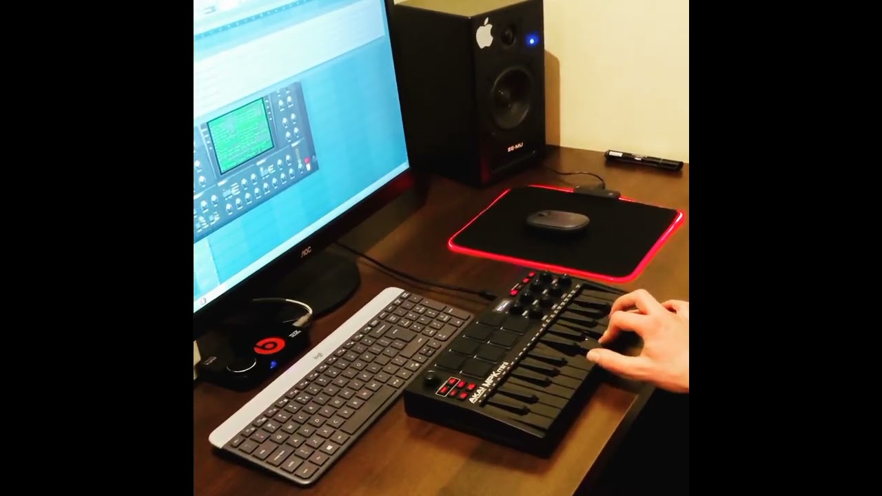 Akai MPK Mini MK3 Playing Still Dre
