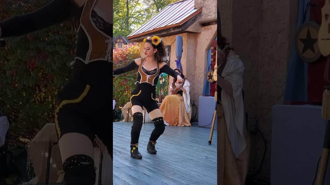 Tiny Girl Big Show:  Juggling Knives     20221022 104944