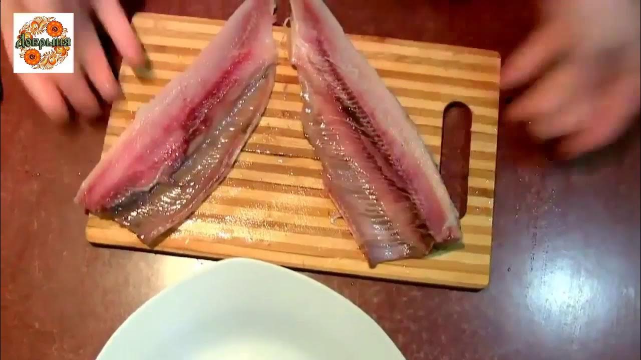 Разделать селедку без костей. Филе с реберными костями селедка. Разделать селёдку на филе. Лайфхак селедка без костей. Лайфхак чистить селедку.