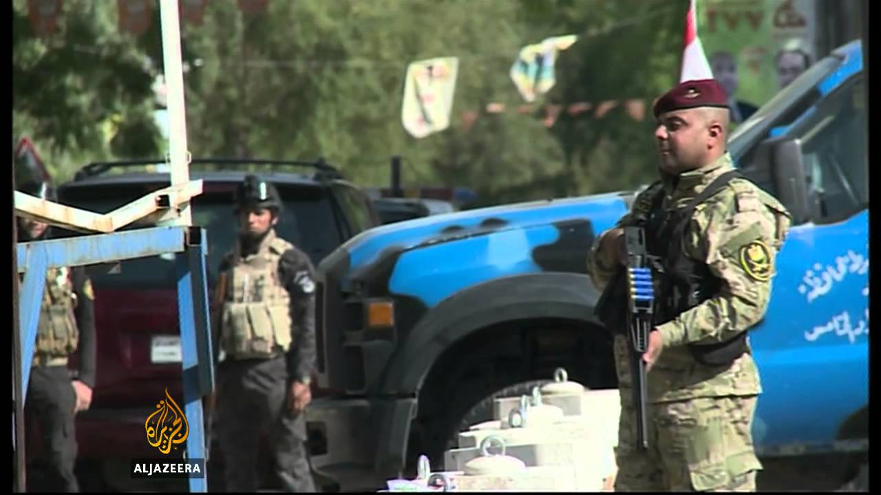 يشعر العراقيون بالقلق بشأن الأمن مع اقتراب موعد الانتخابات.