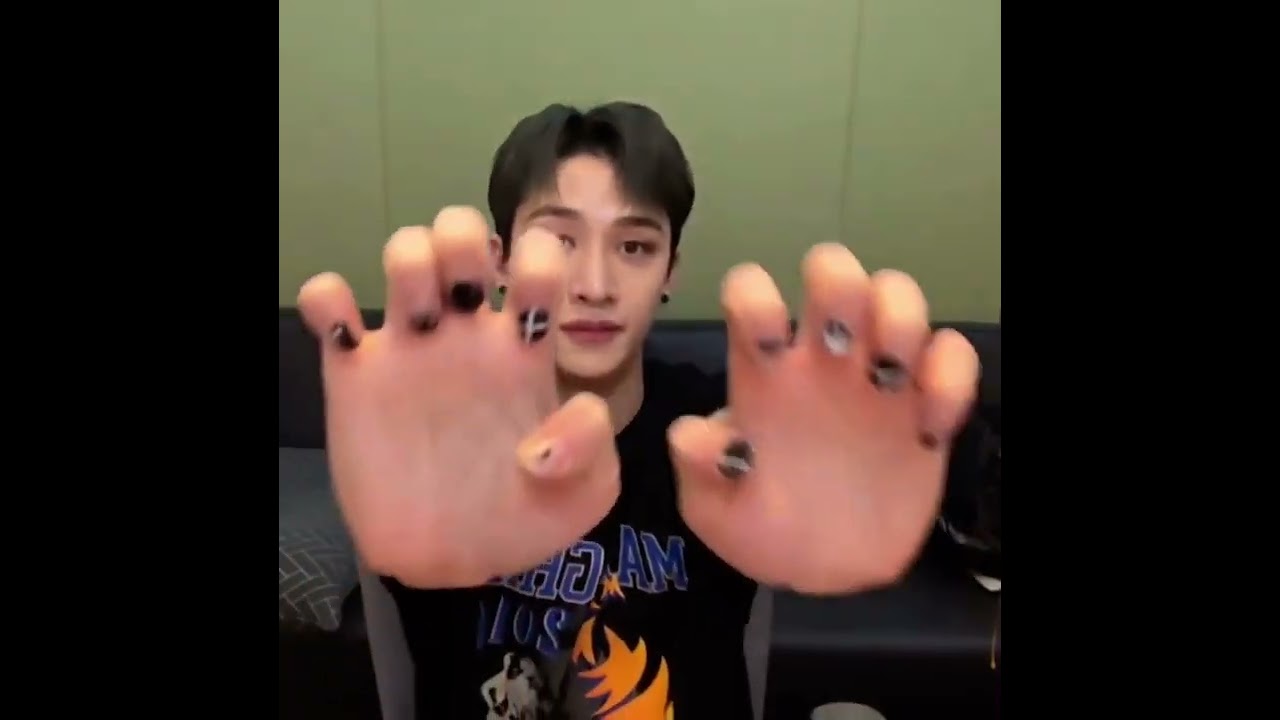 SKZ Bangchan showing us his nail art - YouTube