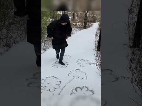 الرسم بلقدمين على الثلج