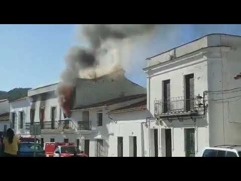 Susto en Aracena tras producirse un incendio en un edificio de tres plantas