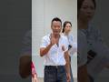 #任达华 出席活动,衣着时尚、步伐有力,不停的同路人挥手致意,很难想象这是已经70岁的老人。