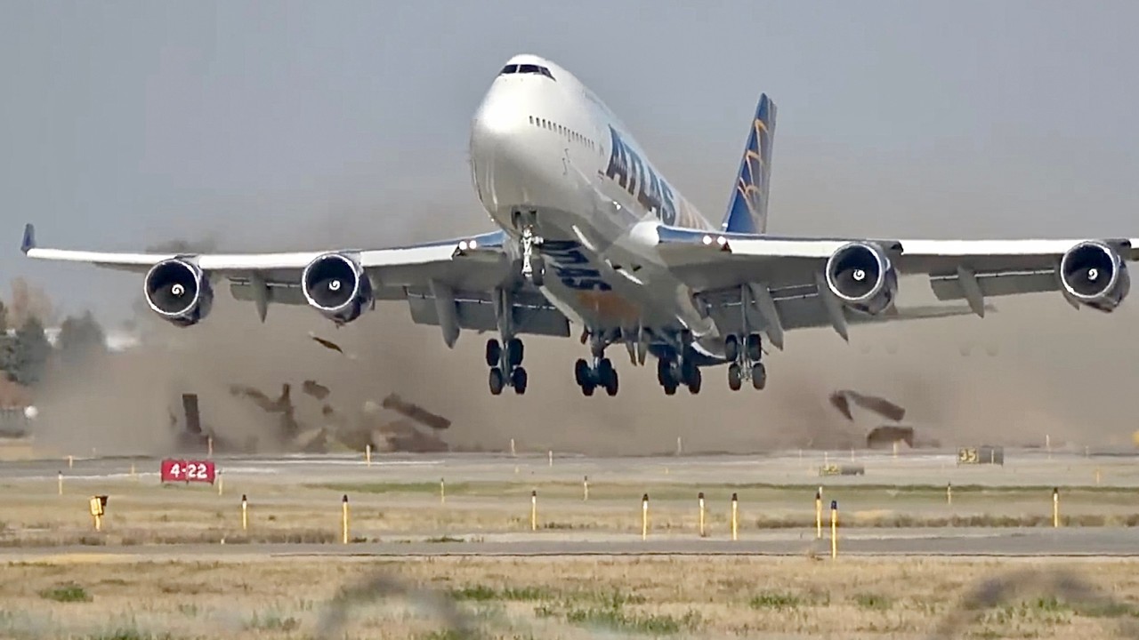 747 Tears Up The Runway - YouTube